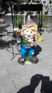 гном с фонарем